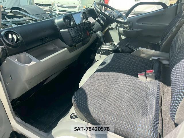 Hino DUTRO 2022-03 6904479-23