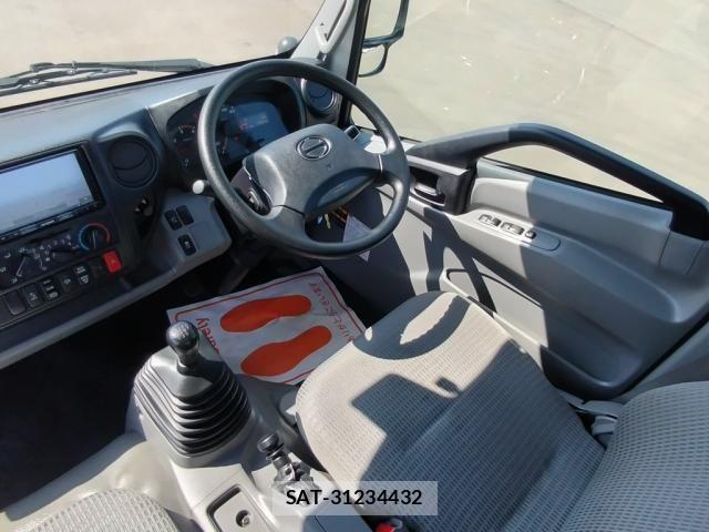 Hino DUTRO 2019-08 7357578-26