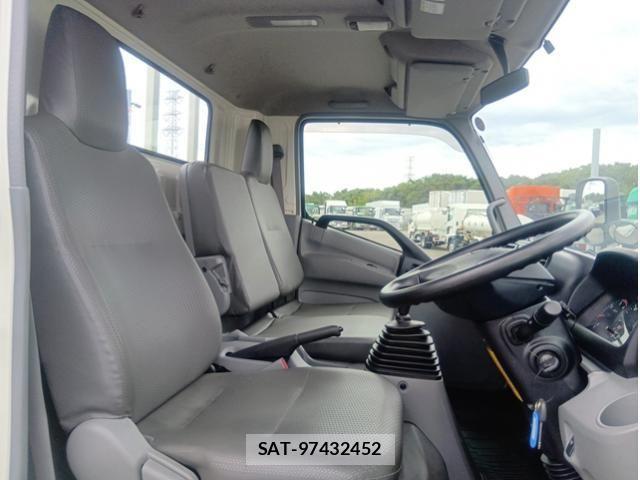 Hino DUTRO 2019-04 7357588-18