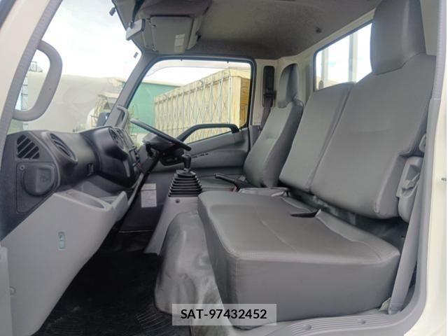 Hino DUTRO 2019-04 7357588-19