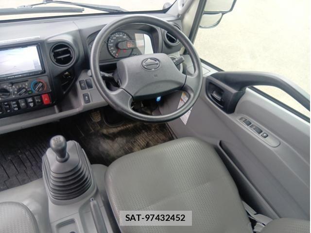 Hino DUTRO 2019-04 7357588-20