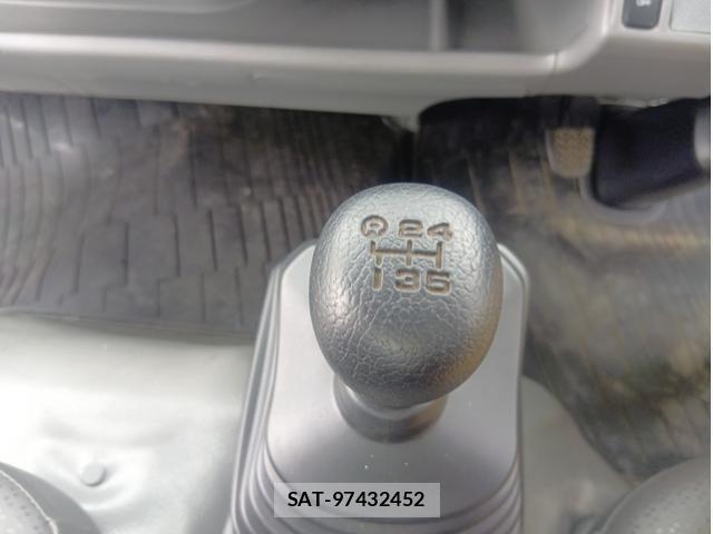 Hino DUTRO 2019-04 7357588-24