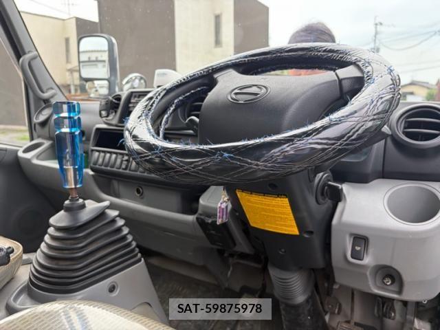 Hino DUTRO 2017-03 7454075-12