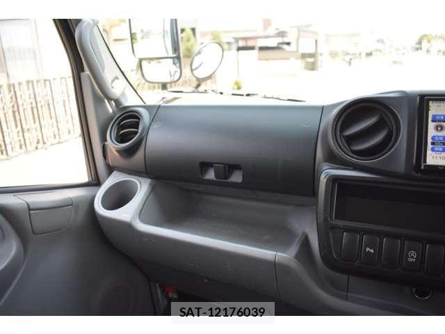 Hino DUTRO 2022-03 7454070-19