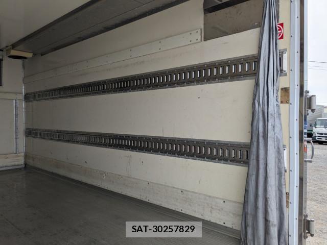Hino DUTRO 2017-09 7500347-18