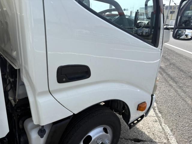 Hino DUTRO 2014-04 7737863-17