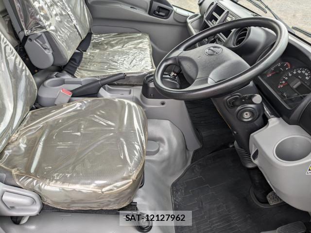 Hino DUTRO 2019-05 8229670-23