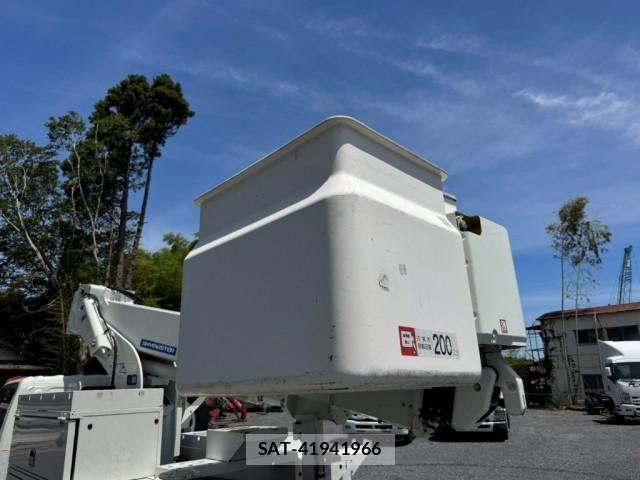 Hino DUTRO 2018-01 8229678-13