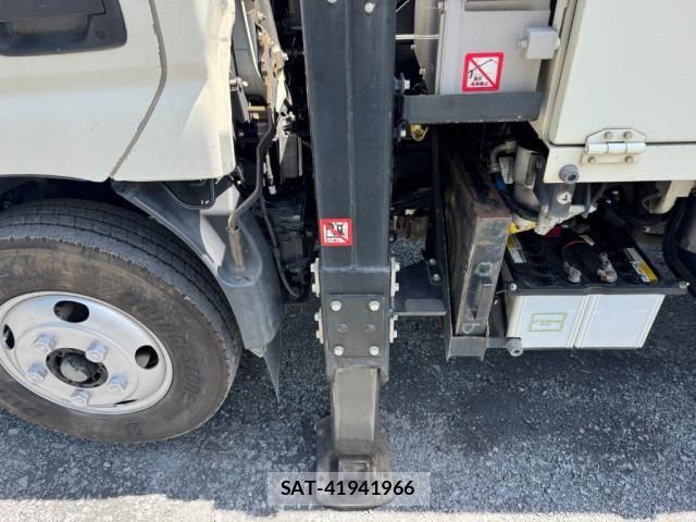 Hino DUTRO 2018-01 8229678-17