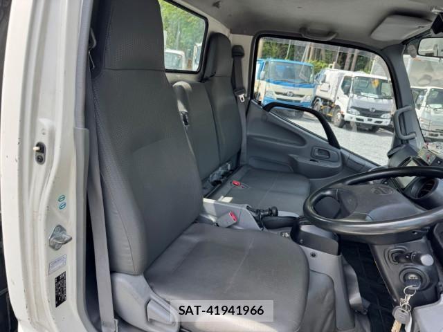 Hino DUTRO 2018-01 8229678-27