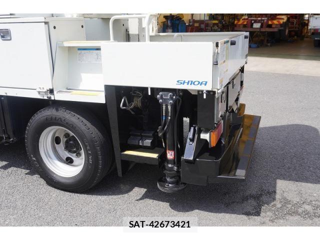 Hino DUTRO 2018-02 8229682-17