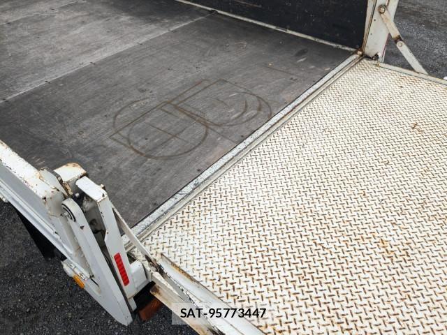 Hino DUTRO 2019-05 8229675-17