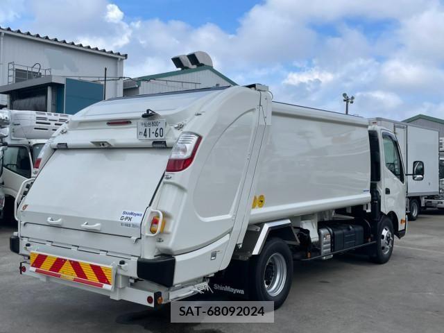 Hino DUTRO 2024-08 8229590-3