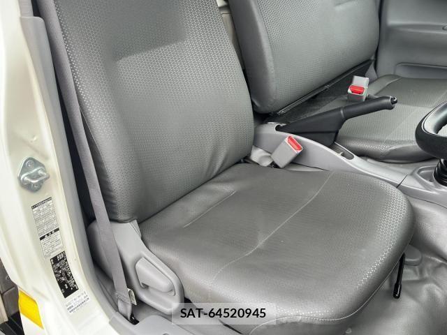 Hino DUTRO 2020-05 8229640-15