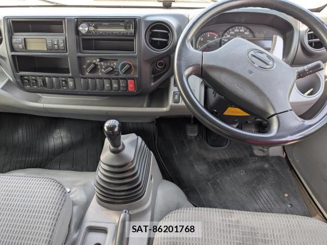 Hino DUTRO 2017-02 8229669-26