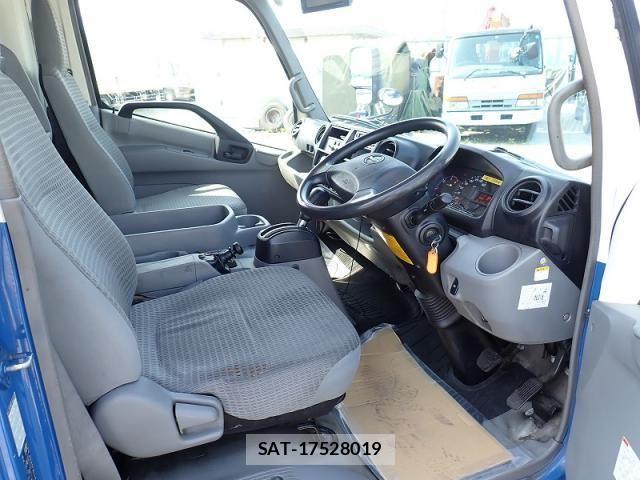 Hino DUTRO 2016-04 8245094-11