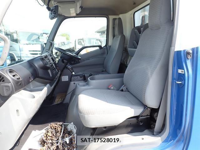Hino DUTRO 2016-04 8245094-13