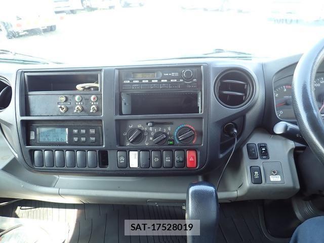 Hino DUTRO 2016-04 8245094-15