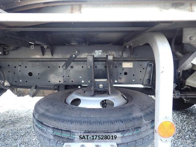 Hino DUTRO 2016-04 8245094-19