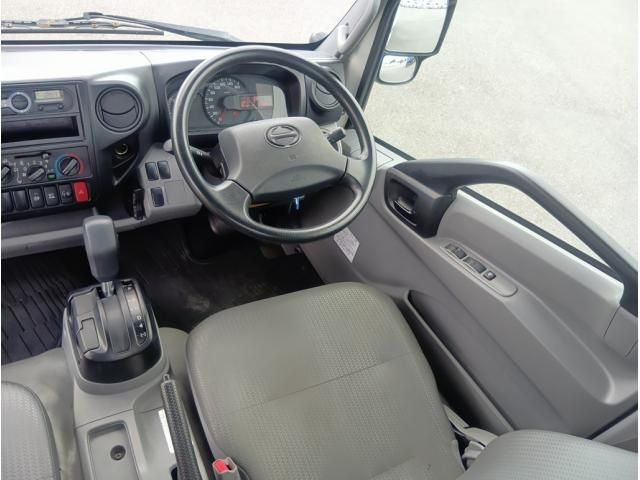 Hino DUTRO 2017-12 8331876-21