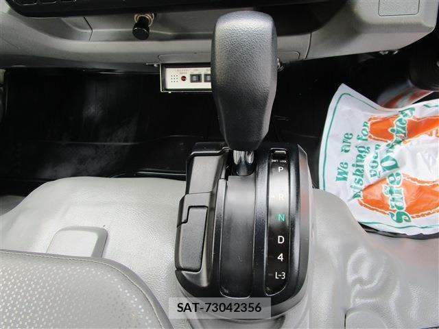Hino DUTRO 2018-04 8335634-11