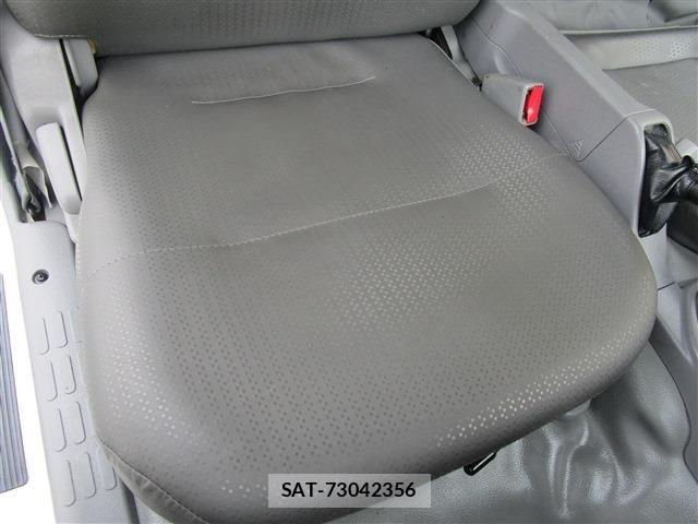 Hino DUTRO 2018-04 8335634-15