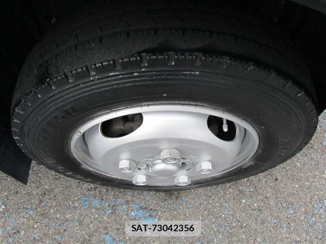 Hino DUTRO 2018-04 8335634-19