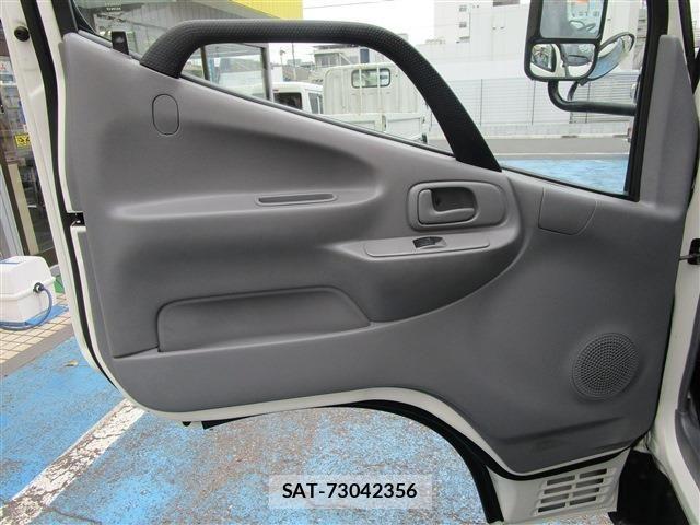 Hino DUTRO 2018-04 8335634-21