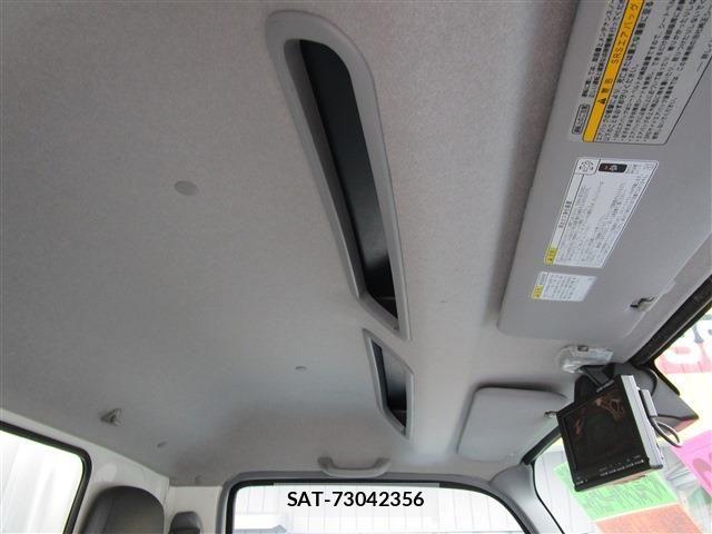 Hino DUTRO 2018-04 8335634-23