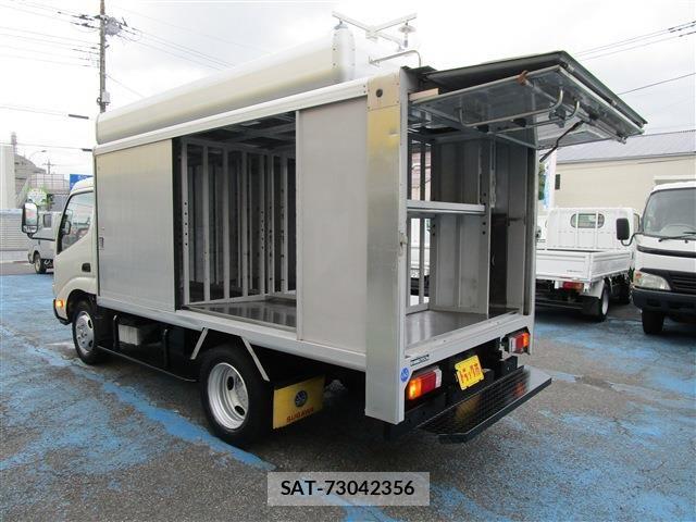 Hino DUTRO 2018-04 8335634-3