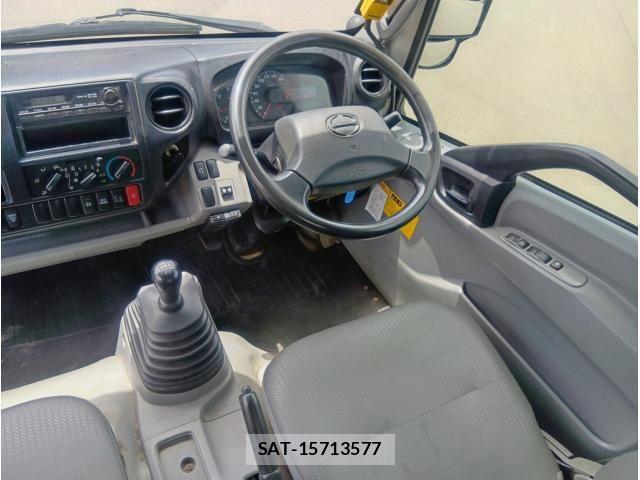 Hino DUTRO 2017-03 8485312-26