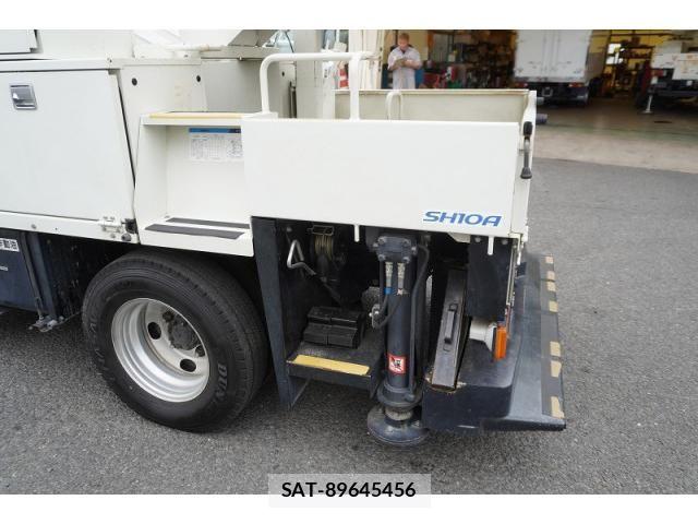 Hino DUTRO 2018-02 8524498-17