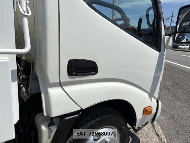 Hino DUTRO 2018-03 8524525-17