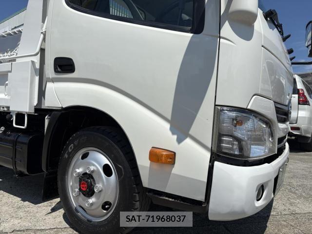 Hino DUTRO 2018-03 8524525-18