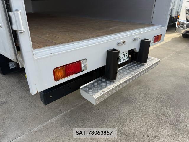 Hino DUTRO 2025-03 8524464-12