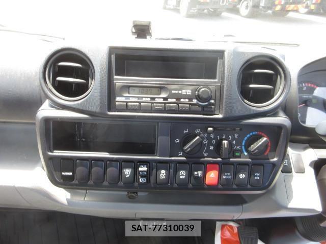 Hino DUTRO 2016-03 8524489-15