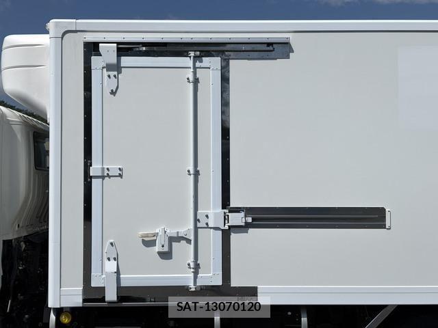 Hino DUTRO 2017-12 8561744-10