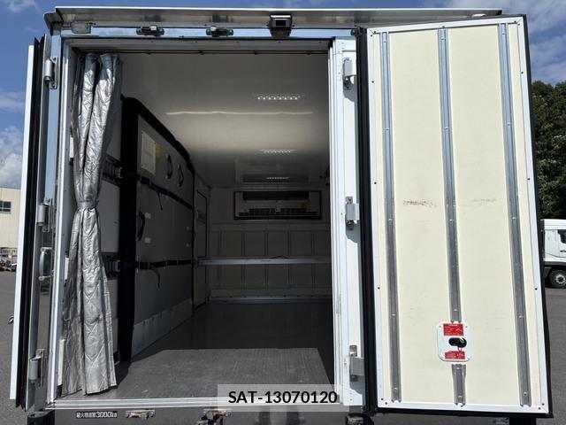 Hino DUTRO 2017-12 8561744-18