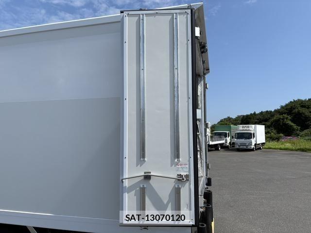 Hino DUTRO 2017-12 8561744-28