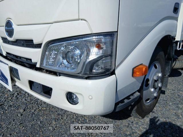 Hino DUTRO 2023-04 8626544-24