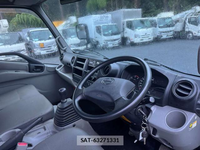 Hino DUTRO 2019-06 8658846-27
