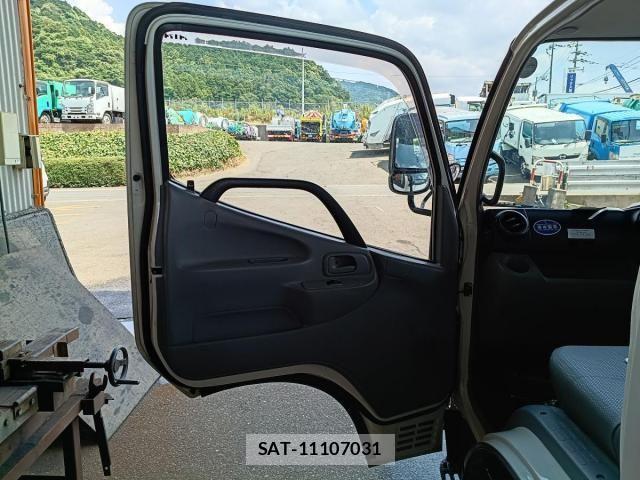 Hino DUTRO 2014-01 8658842-26