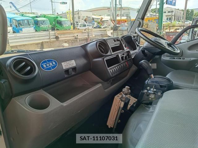 Hino DUTRO 2014-01 8658842-29