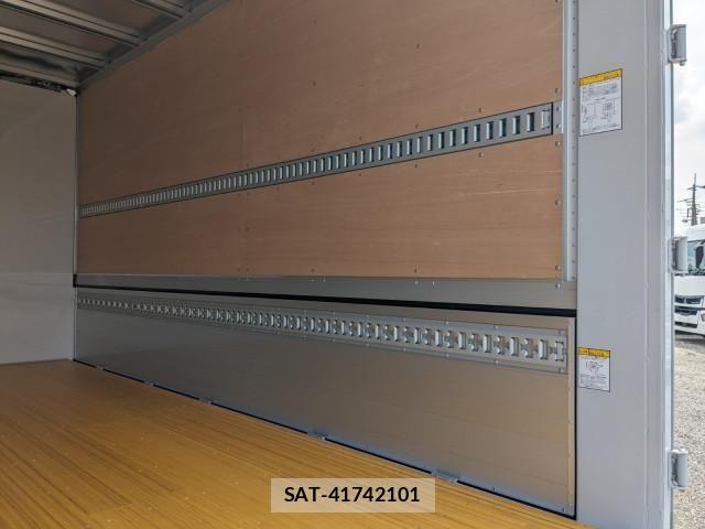 Hino DUTRO 2026-01 8658822-17