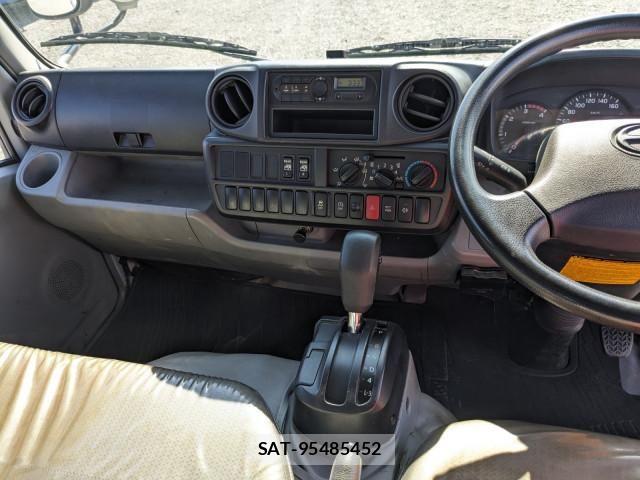 Hino DUTRO 2019-05 8658844-18