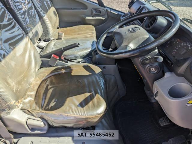 Hino DUTRO 2019-05 8658844-19