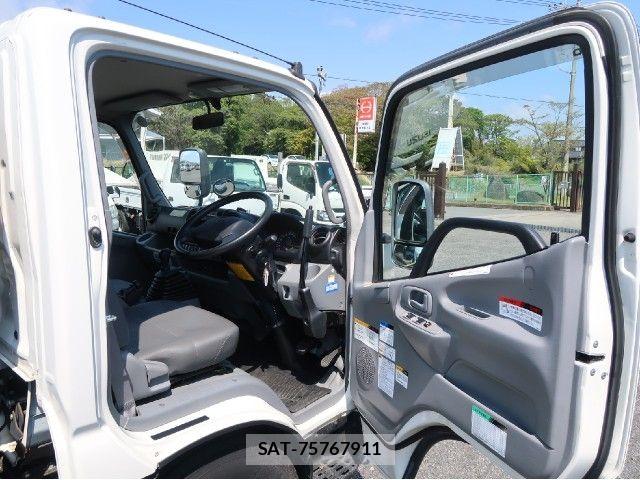 Hino DUTRO 2015-03 8658833-21