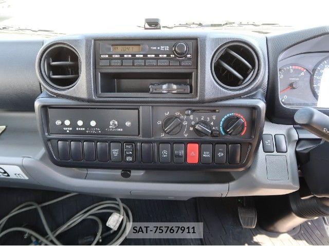 Hino DUTRO 2015-03 8658833-24