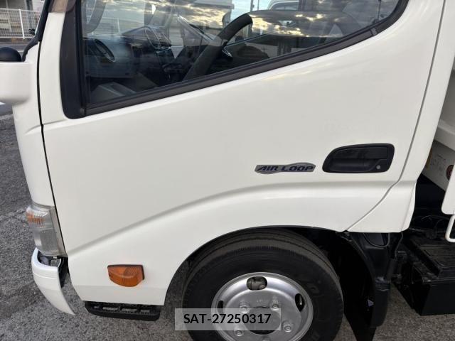 Hino DUTRO 2015-11 8658847-17