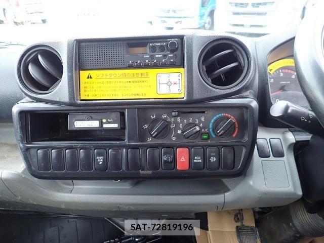 Hino DUTRO 2012-10 8658848-13